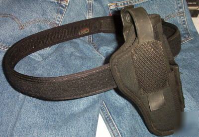 Like new size large nylon belt and sidearm holster( )