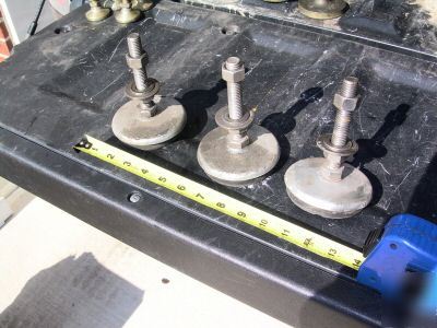 Lot leveling feet, machine base, berry mount rubber 