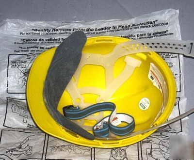 New msa v-gard hard hat w/unipro suspension &chin strap 