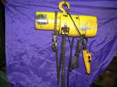 1/4 ton budget electric hoist w/ trolley and cord reel