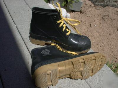 New bata steel shank men's rubber work boots - size 8 - 