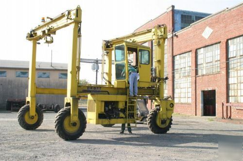 Drott travelift gantry crane 