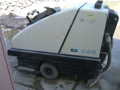 Tennant 465 floor scrubber w/battery in working conditi