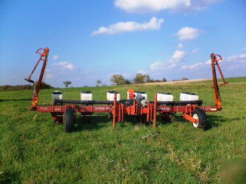 White 5700 6 row planter